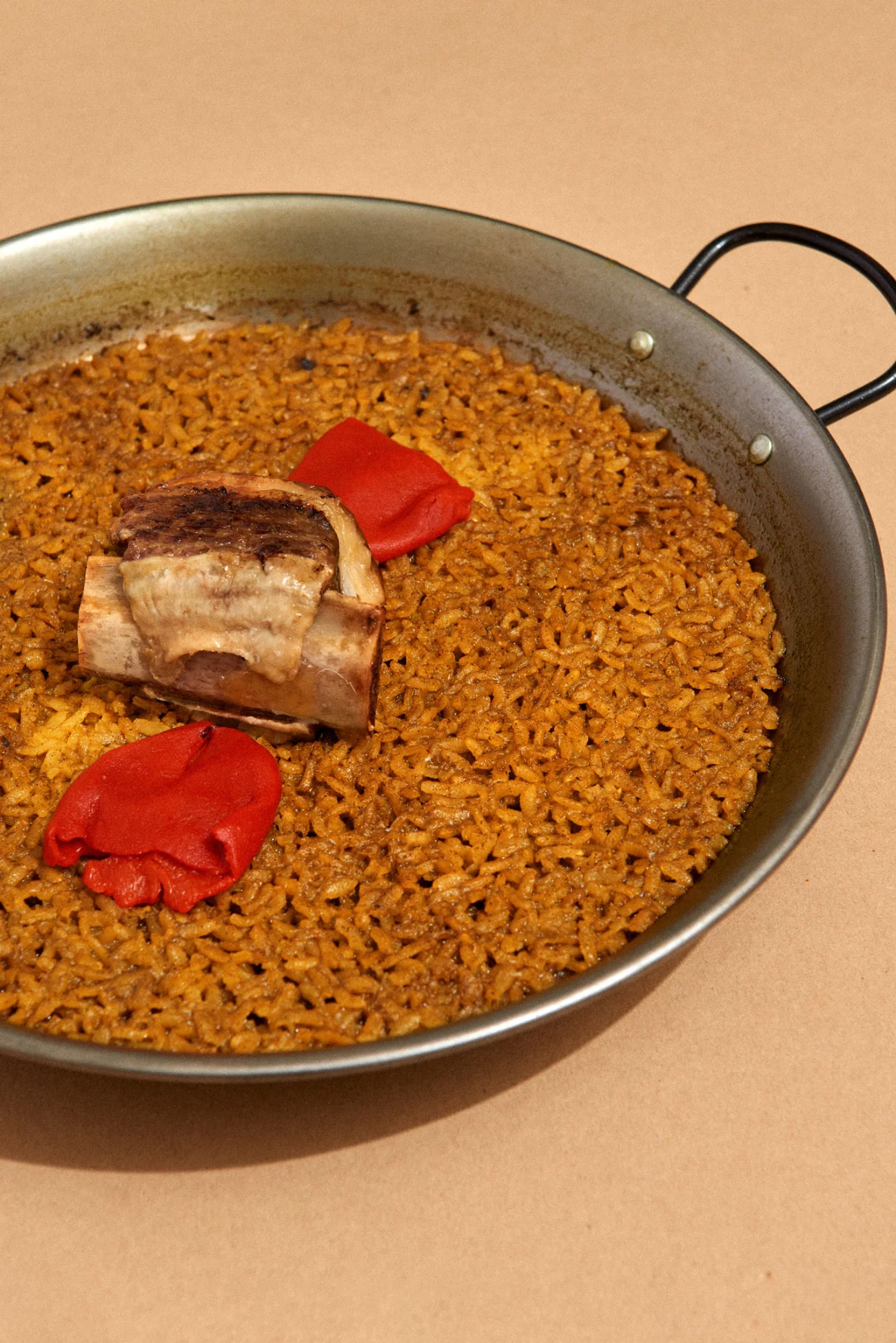 Arroz de costilla con pimientos confitados