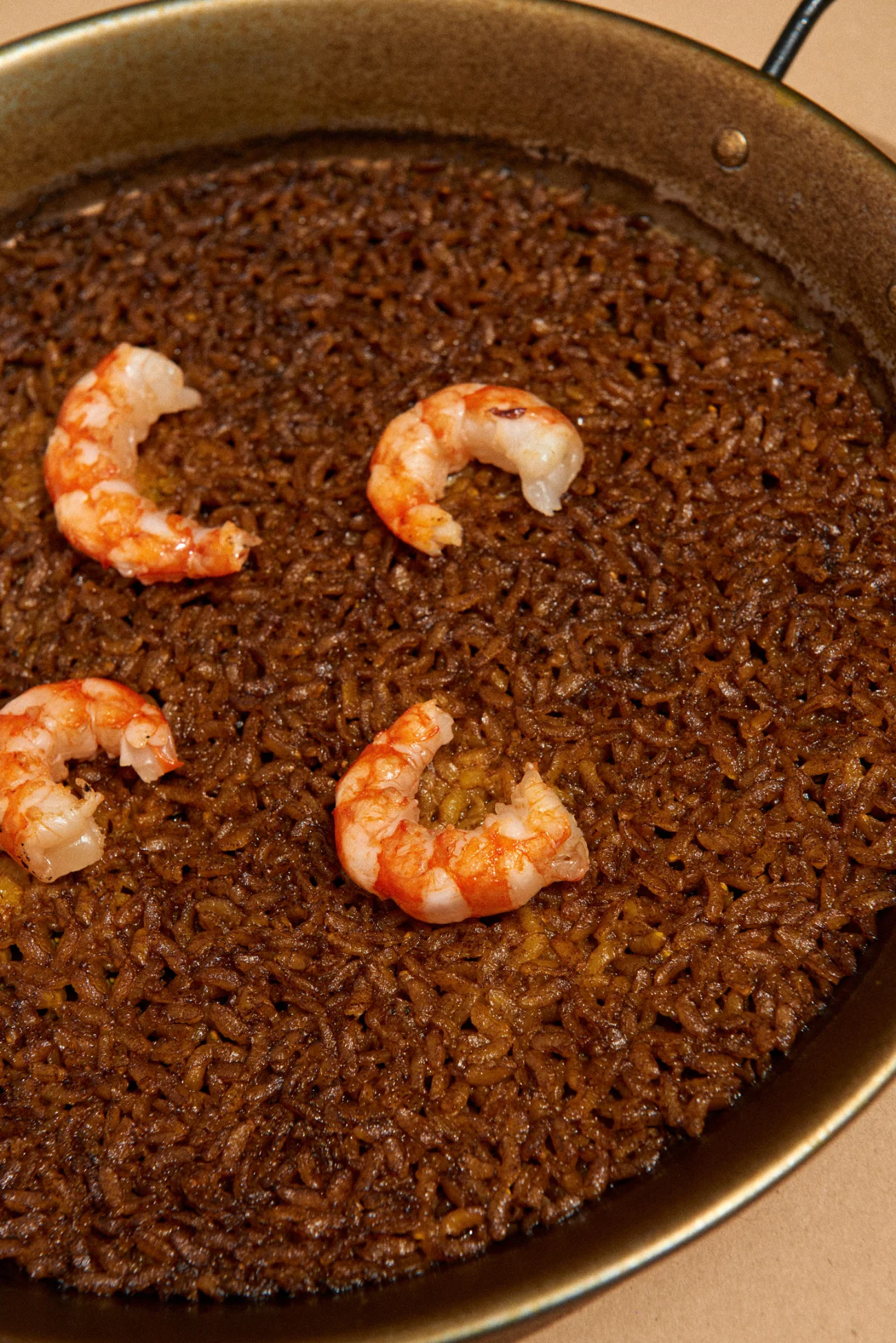 Arroz negro con gambas, primer plano