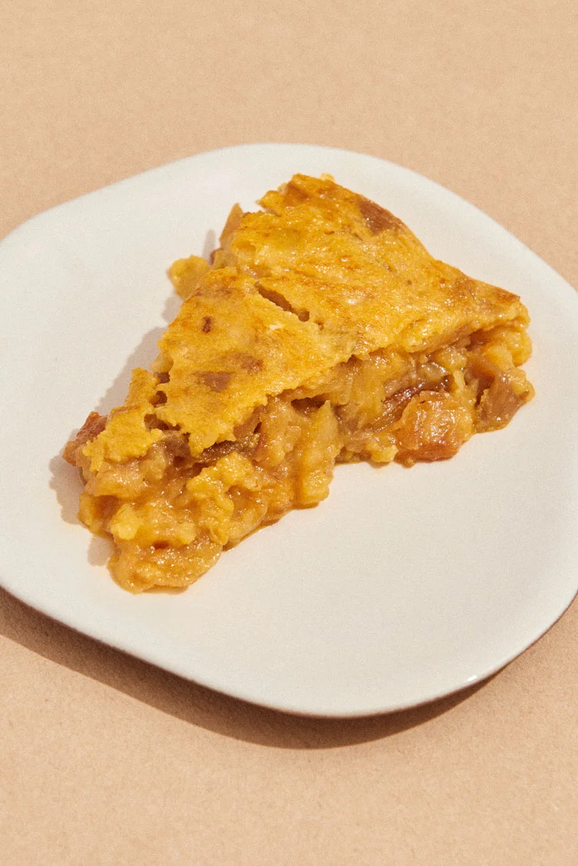 Porción de tortilla de patatas con cebolla caramelizada
