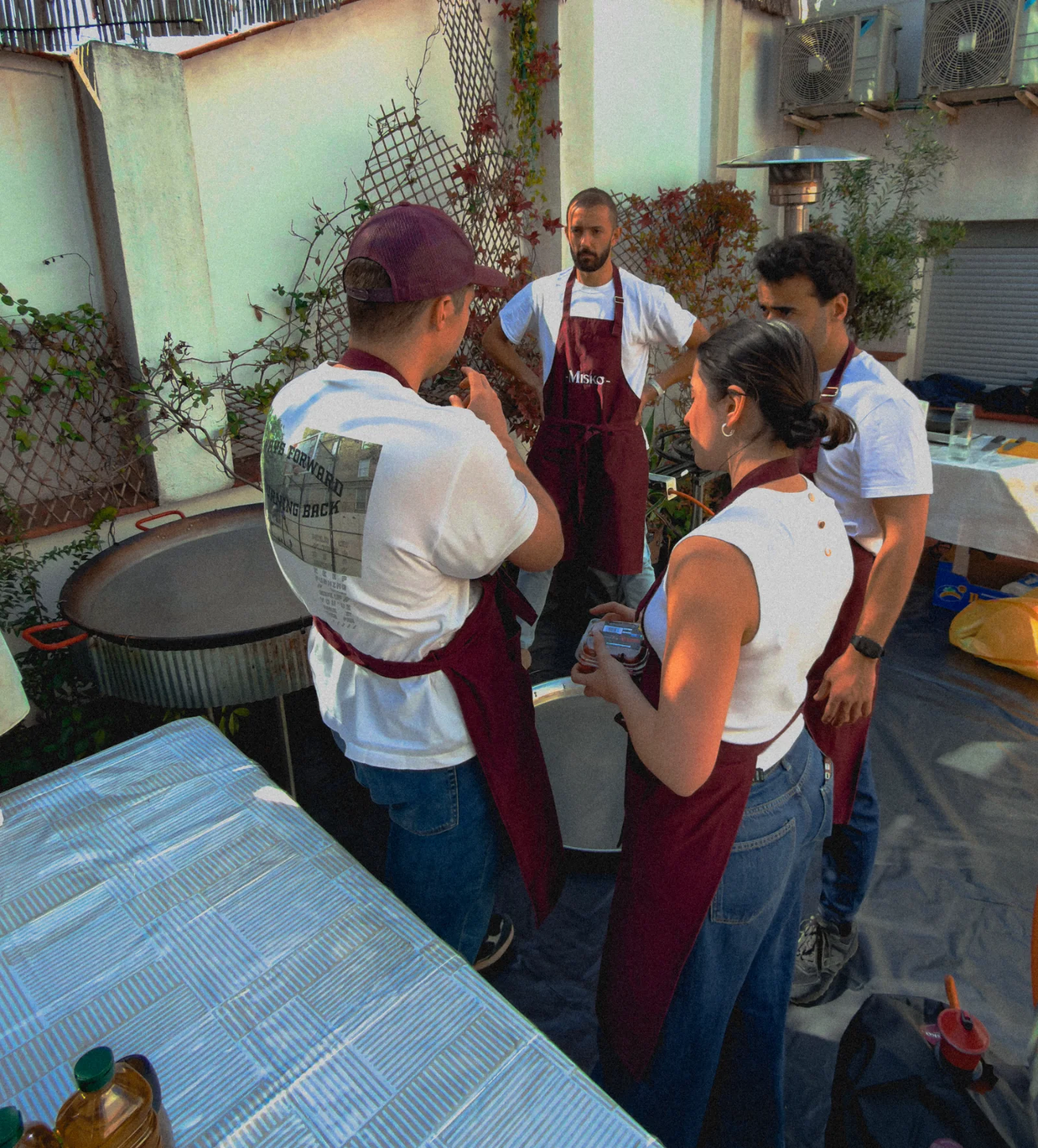 El equipo Misko alrededor de las paelleras antes del servicio