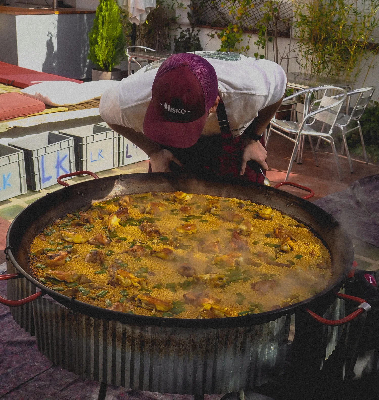 Cocinero de Misko sobre la paella humeante en pleno evento