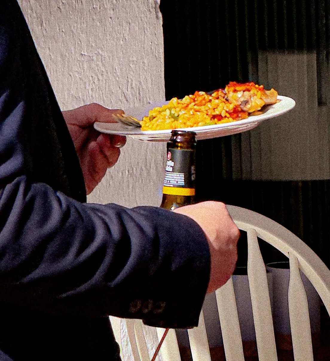 Plato de arroz en equilibrio sobre un botellín