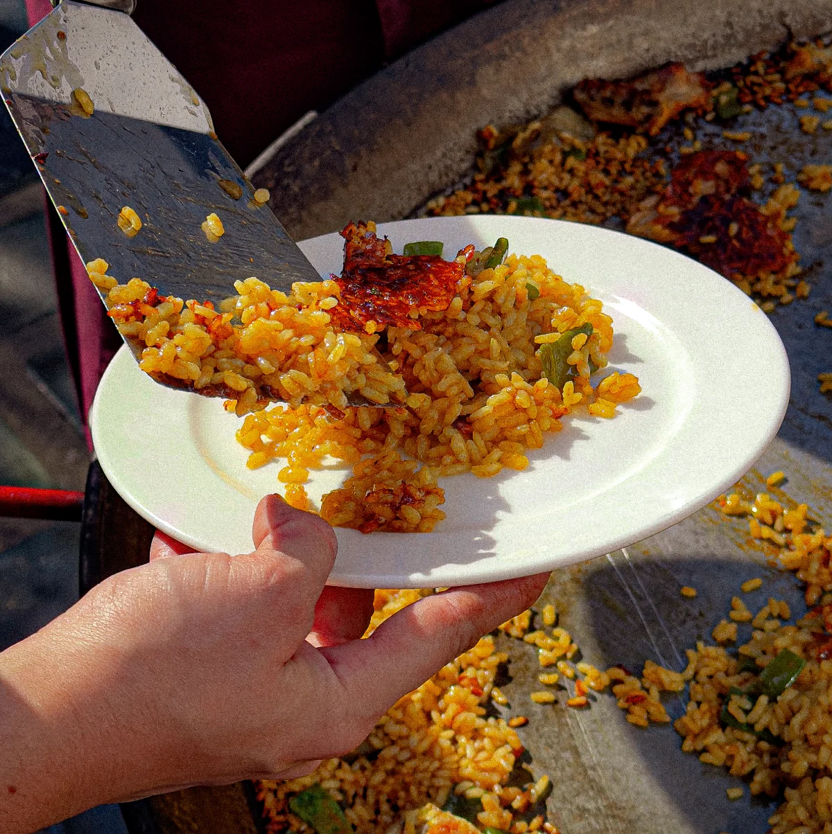 Plato de arroz con socarrat recién servido