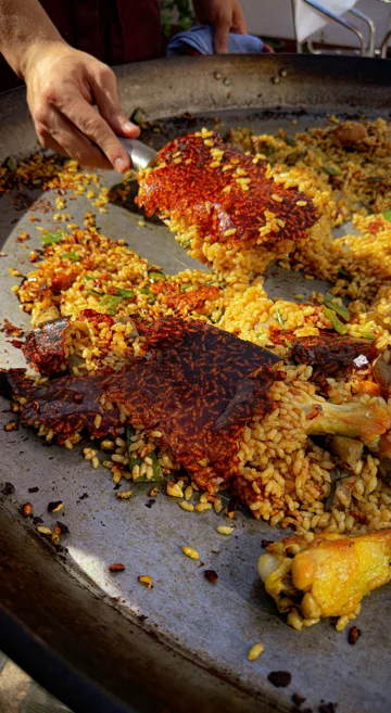 Levantando el socarrat de la paella