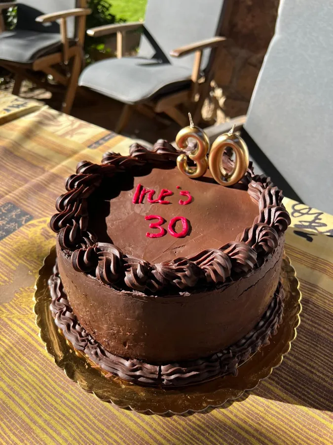 Tarta de cumpleaños de chocolate con velas doradas de un 30